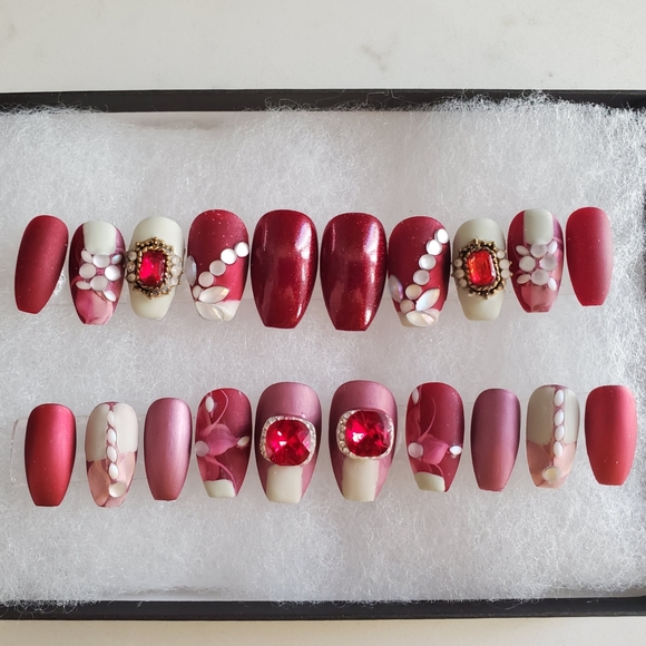 Luxurious press-on Nails - Picture 6 of 7